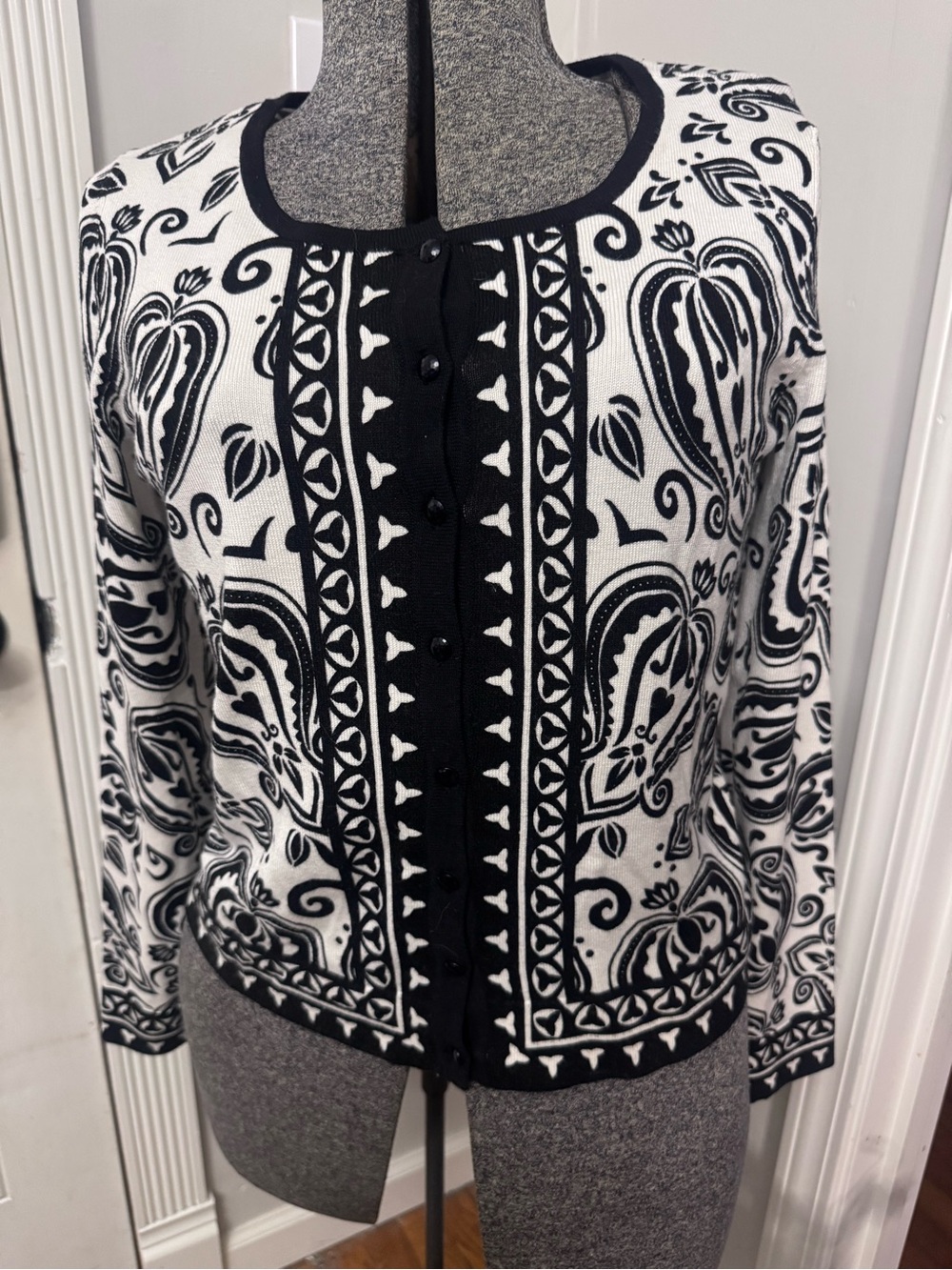 Women’s Black & White Paisley Patterned Women's Cardigan Sweater Medium